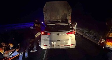Kamyonla otomobil çarpıştı: 1 ölü, 2 yaralı