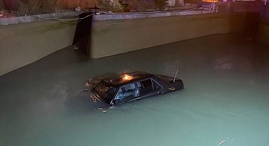 Kanala düşen otomobil, vinçle aracın üzerine inen şahsın halat takmasıyla kurtarıldı