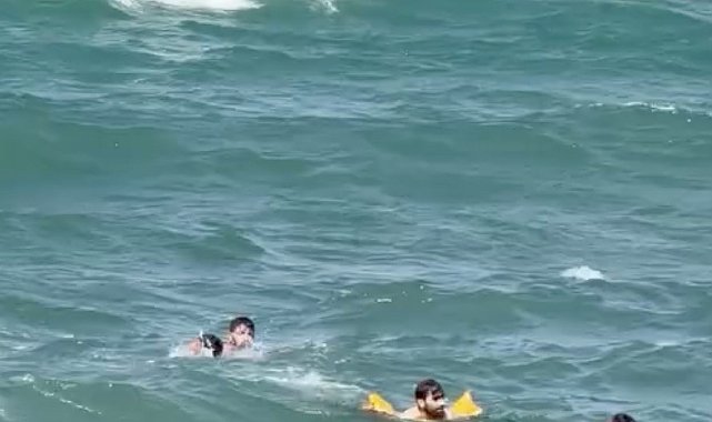Karaburun'da akıntıya kapılarak boğulma tehlikesi geçirdi: Cankurtaran yetişti