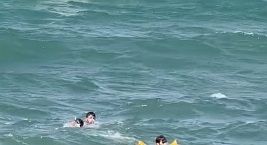 Karaburun'da akıntıya kapılarak boğulma tehlikesi geçirdi: Cankurtaran yetişti
