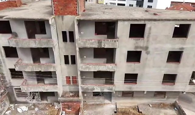 Karacabey'de 30 yıldır tamamlanmayı bekleyen bina mahalleliyi tedirgin ediyor