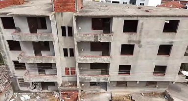 Karacabey'de 30 yıldır tamamlanmayı bekleyen bina mahalleliyi tedirgin ediyor