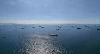 Karadeniz'deki saldırı riski nedeniyle ilerleyemeyen gemiler, İstanbul açıklarını adeta otoparka çevirdi