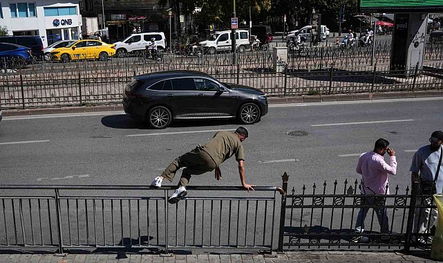 Karaköy'de yayaların bariyerlerle imtihanı, alt geçit var, kısa yol yok