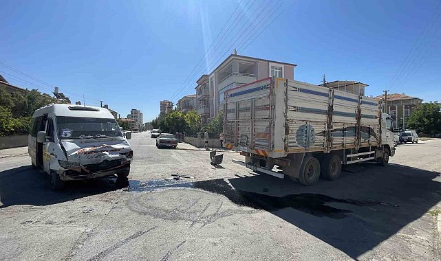 Karaman'da minibüs ile kamyon çarpıştı: 2 yaralı