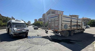 Karaman'da minibüs ile kamyon çarpıştı: 2 yaralı