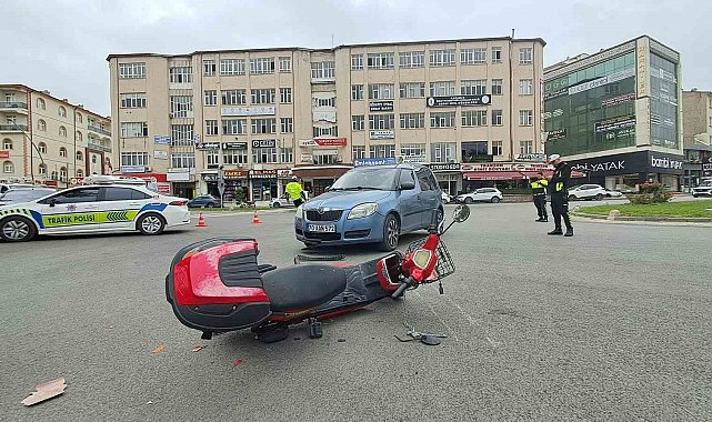Karaman'da otomobil ile elektrikli bisiklet çarpıştı: 83 yaşındaki sürücü yaralandı