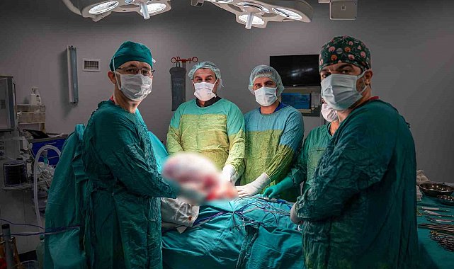Karın ağrısı ve şişkinlikle başvurdu 15 kilogramlık kitle çıkarıldı