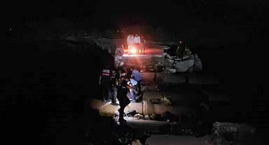 Karkamış'ta su seviyesi yükselince yıkık köprüde mahsur kalan 4 kişi kurtarıldı