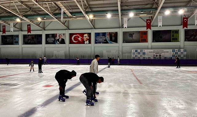 Kars'ta buz pistinde hareketli günler: Halk seansları devam ediyor