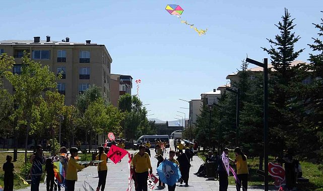 Kars'ta uçurtmalar Gazze'deki çocuklar için havalandı: "Gökyüzü çocuklara kalsın"