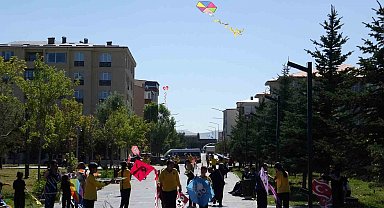 Kars'ta uçurtmalar Gazze'deki çocuklar için havalandı: "Gökyüzü çocuklara kalsın"