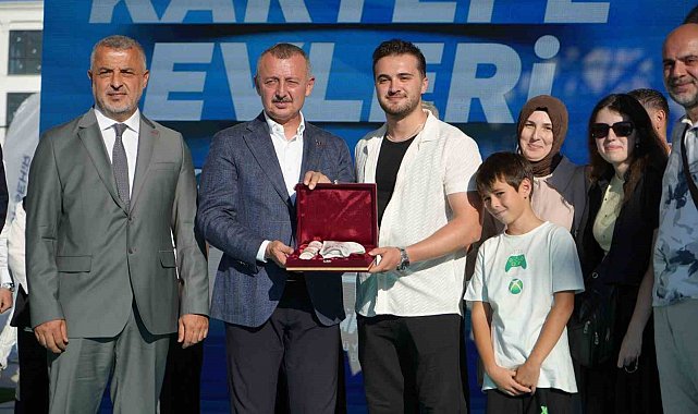 Kartepe Kent Konut Evleri'nde 144 hak sahibine anahtar teslim edildi