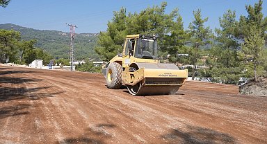 Kaş'ın üç mahallesini bağlayan 16 kilometrelik yol asfaltlanıyor