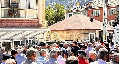 Kaskına arı giren motosikletli yayaya çarptı: 1 ölü, 1 yaralı