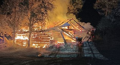 Kastamonu'da alevlere teslim olan samanlık küle döndü