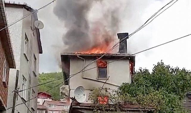 Kastamonu'da iki katlı ev alev alev yandı