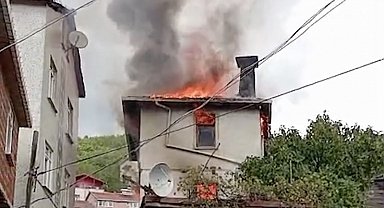 Kastamonu'da iki katlı ev alev alev yandı