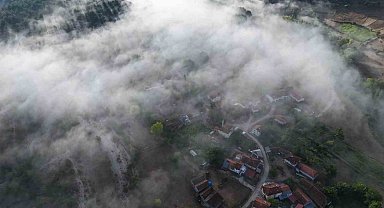 Kastamonu'da ilçe ve ormanların üzerini kaplayan sis bulutları görüntülendi
