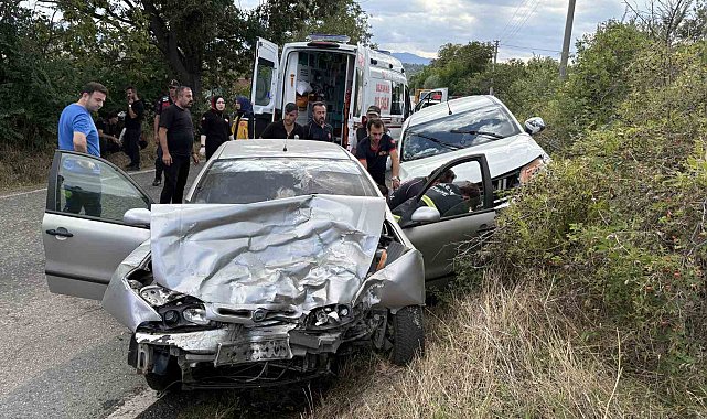 Kastamonu'da kamyonet ile otomobil çarpıştı: 4 yaralı