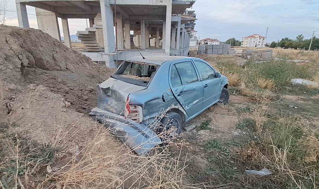 Kavşakta çarpışan araçlar savruldu: 2 yaralı