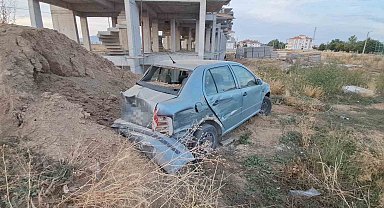 Kavşakta çarpışan araçlar savruldu: 2 yaralı