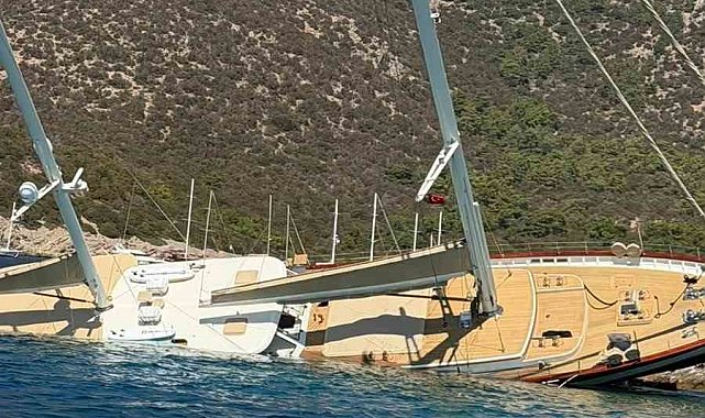 Kayalıklara vurup yan yatan teknedeki 11 kişi kurtarıldı