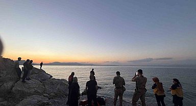 Kayalıklarda mahsur kalan genç kız kurtarıldı