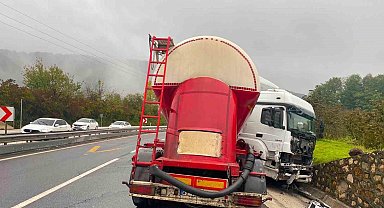 Kayganlaşan yolda tır makasladı: 1 yaralı