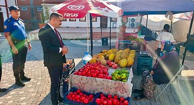 Kaymakam Titiz, meyve ve sebze tezgâhlarını inceledi