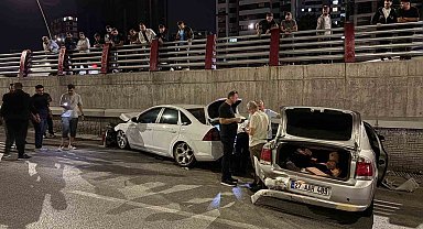 Kayseri'de 3 otomobilin karıştığı kazada 2 sürücü yaralandı