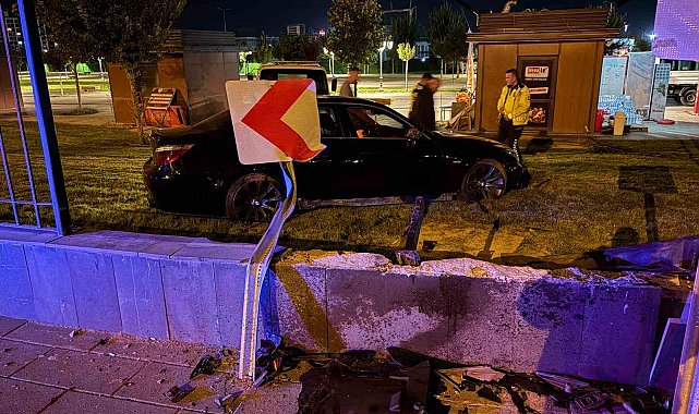 Kayseri'de bir garip kaza: Kaldırımdan seken otomobil 1 metrelik duvarı aştı