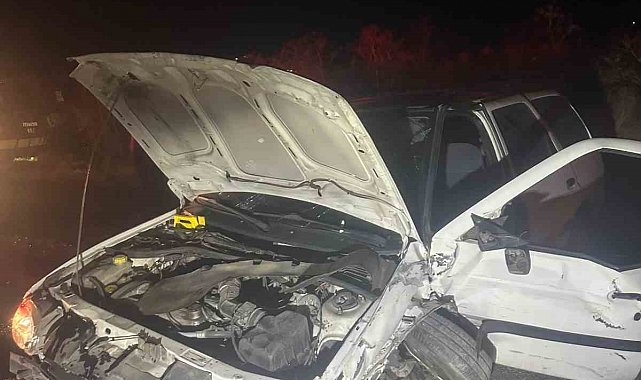 Kayseri'de hafif ticari araçla otomobil kafa kafaya çarpıştı: 2 yaralı