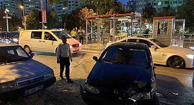 Kayseri'de otomobil tramvay durağına çarptı: 1 yaralı