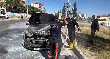 Kaza yapan hafif ticari araçta yangın çıktı