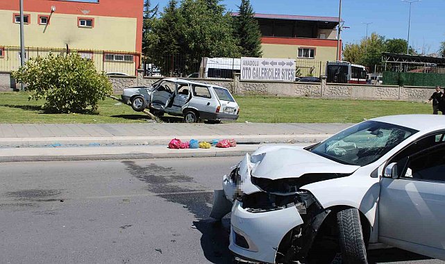 Kaza yapan otomobil ağacı kırarak üzerine çıktı: 2 yaralı