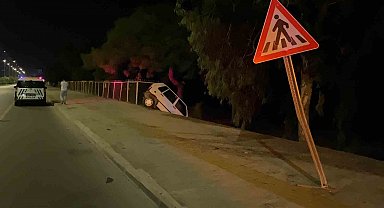 Kaza yapan otomobil asılı kaldı: 2 yaralı