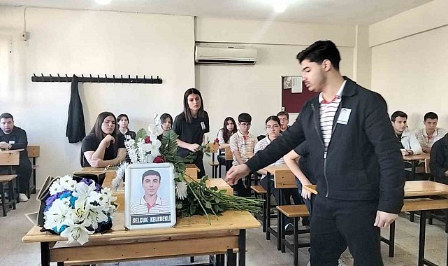 Kazada hayatını kaybeden Selçuk'un sırasına arkadaşları çiçek bıraktı