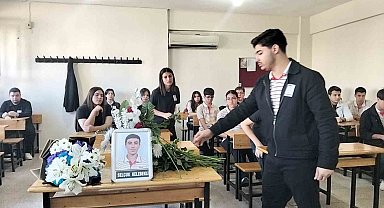 Kazada hayatını kaybeden Selçuk'un sırasına arkadaşları çiçek bıraktı