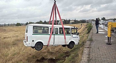 Kazaya karışan minibüs tarlaya uçtu, 1 kişi yaralandı
