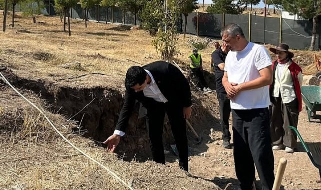 Kemah'ta Sultan Melik Türbesi'ndeki restorasyon çalışmaları incelendi
