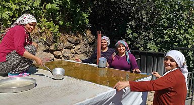 Kemaliye'de kadınlar pestili imece usulü hazırlıyor