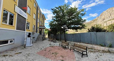 Kemaliye'de onarılmayan okul istinat duvarı tehlike oluşturuyor