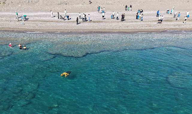 Kemer'de deniz ve sahilde aynı anda temizlik