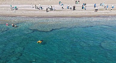 Kemer'de deniz ve sahilde aynı anda temizlik