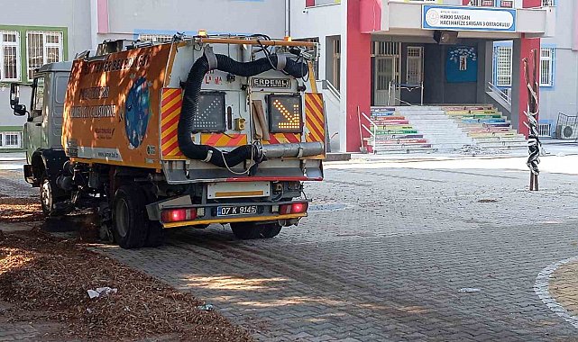 Kemer'de okul bahçelerinde yeni eğitim yılı öncesi temizlik çalışması