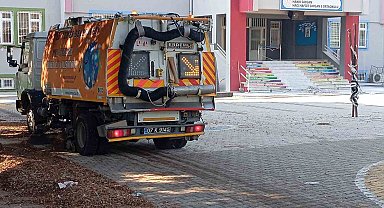 Kemer'de okul bahçelerinde yeni eğitim yılı öncesi temizlik çalışması