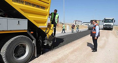 Kendi asfaltını üretip kendi yolunu yapıyor