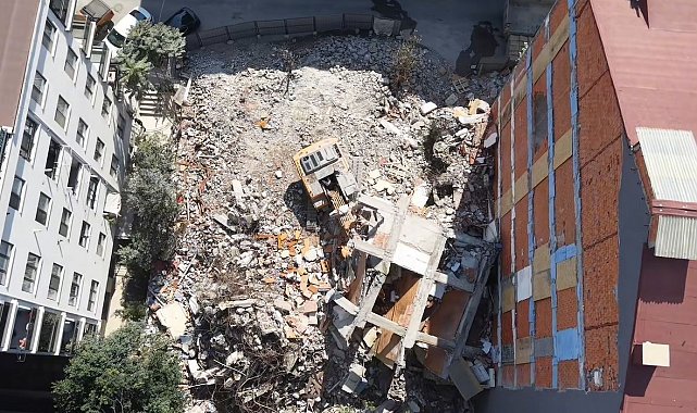 Kentsel dönüşüm yıkımında çöken beton blok iş makinesinin üzerine devrildi