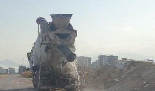 Kepez'de vatandaşın çevreyi kirletirken görüntülediği beton mikserine 200 bin TL idari para cezası uyguladı